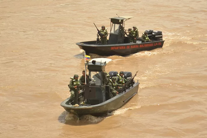 Armada venezolana patrulla el río Arauca para hacer efectivo el cierre de la frontera ordenado por el gobierno de Venezuela.